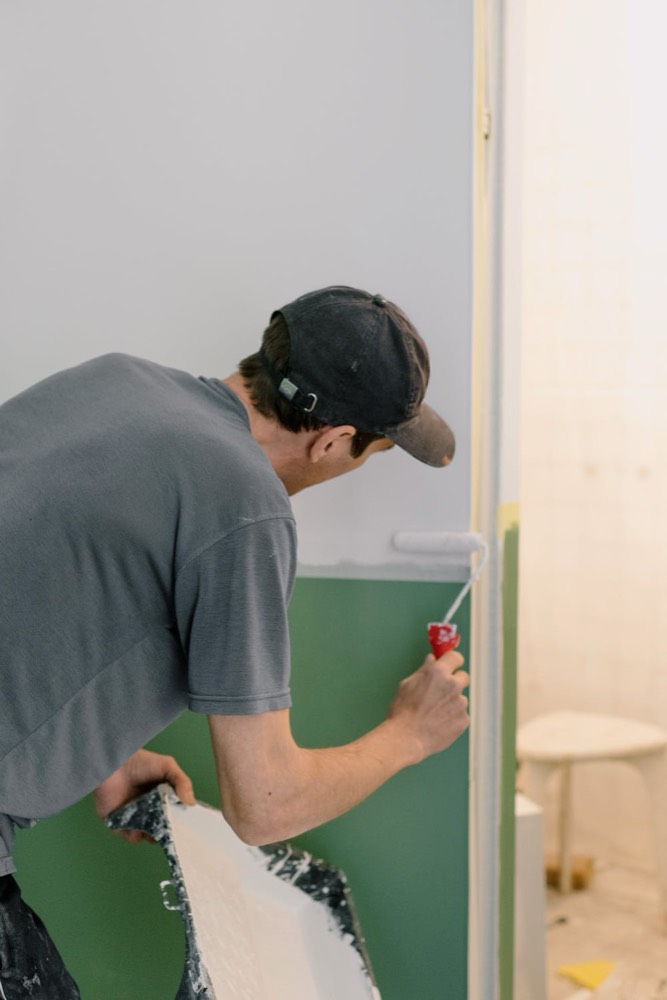 Ouvrier appliquant un joint sur un mur fraîchement peint